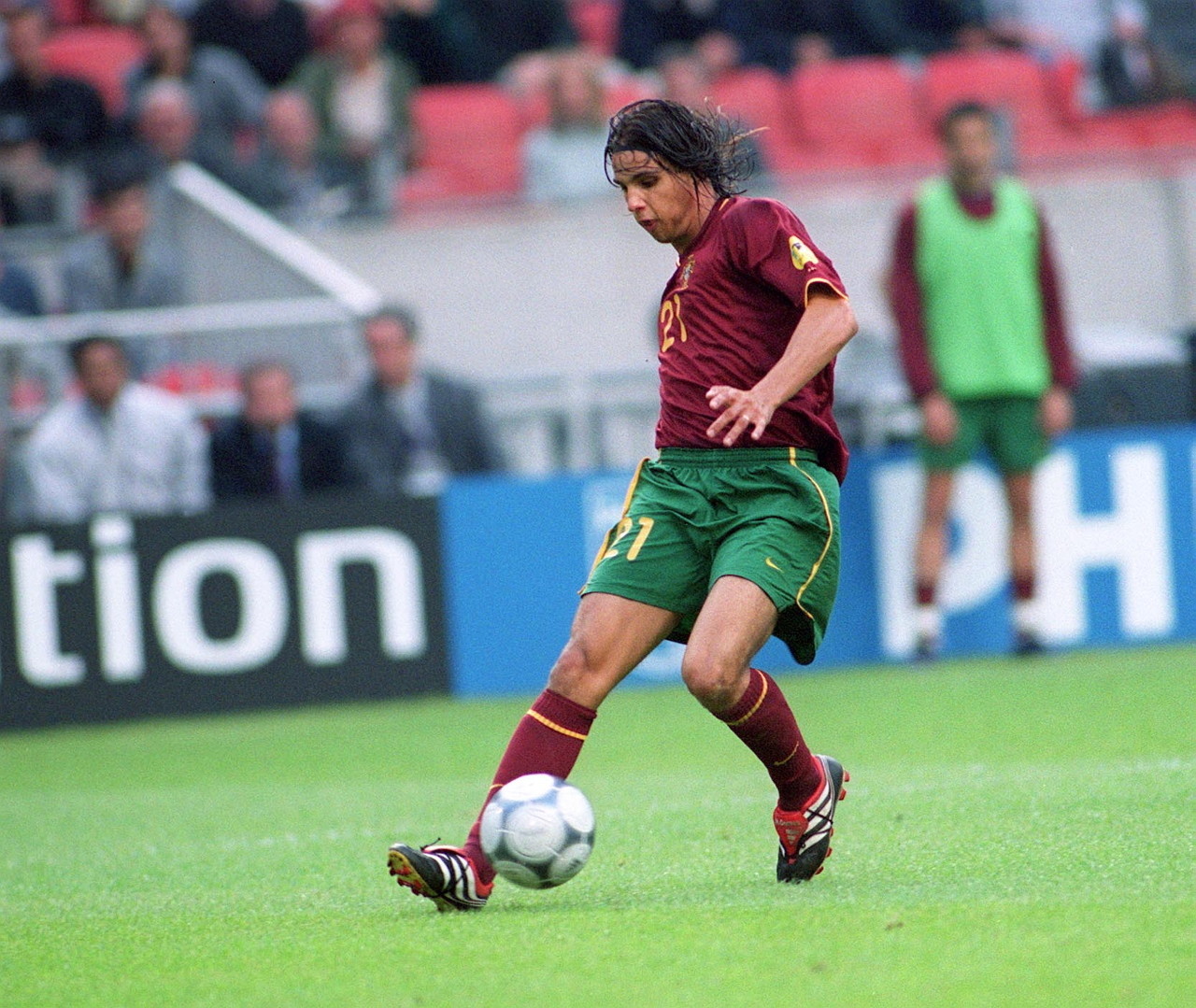 据报道，曼联欣喜若狂，签下中场球员阿莫林·阿多利斯的转会费大幅下降。（曼联迎利好：中场阿莫林·阿多利斯转会费大幅下调）