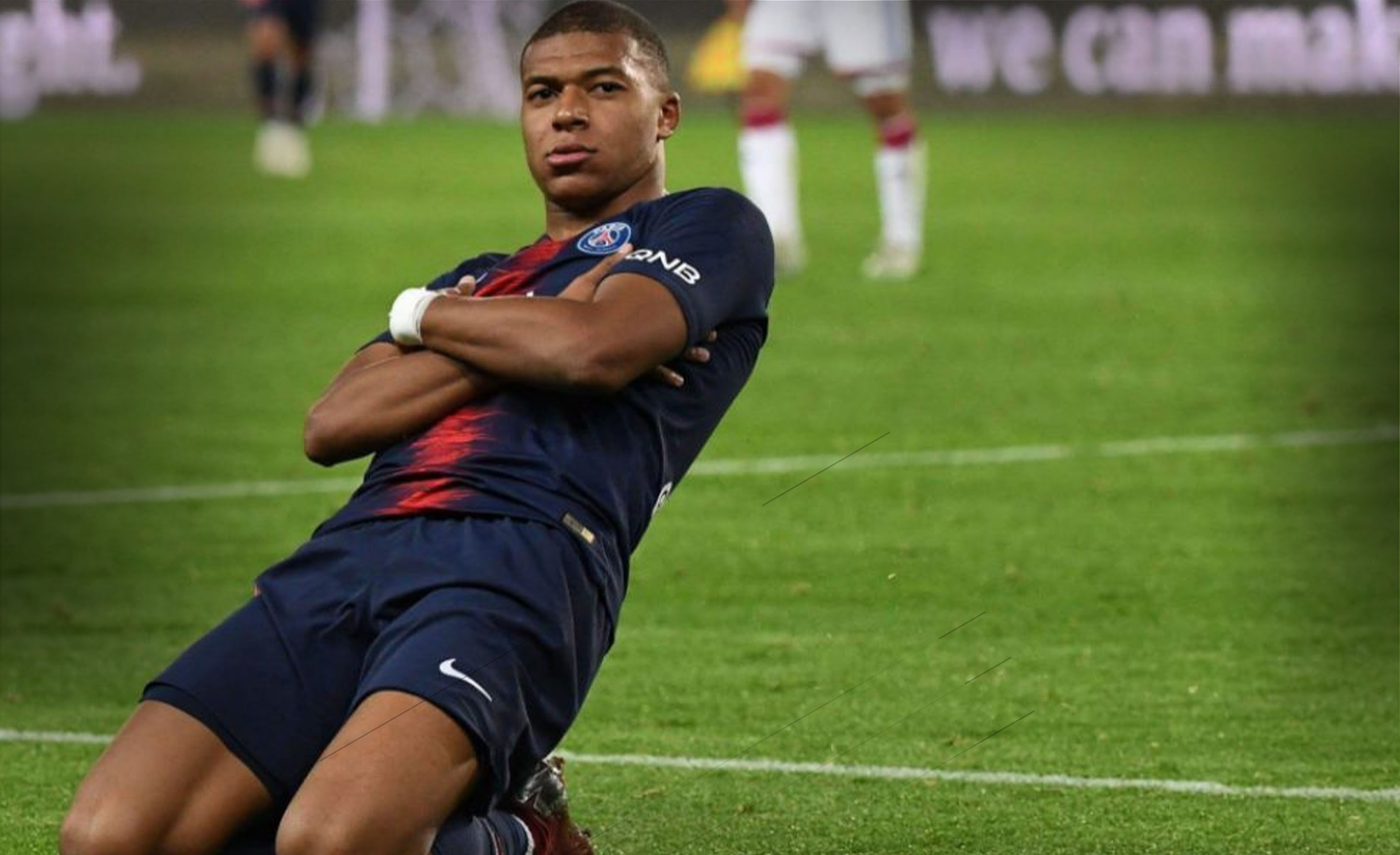 记者：因球迷投掷杂物，塞维主场被罚部分关闭三场且罚款4.5万欧（记者：球迷投掷杂物致塞维主场遭罚部分关闭3场并罚4.5万欧）