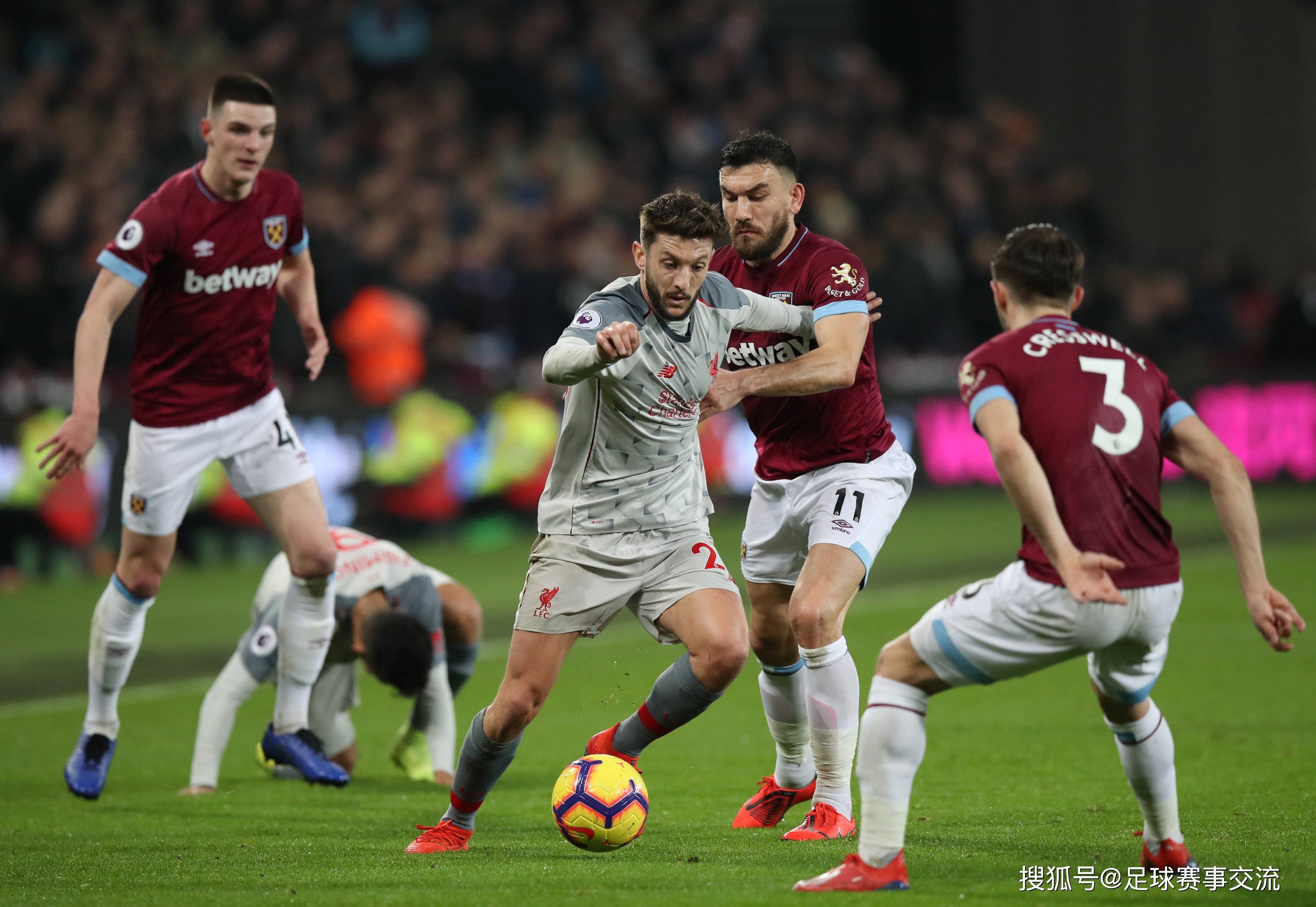 莱奥头发被拽找阿切尔比理论，后者：敢再指我就掰断你手指头（头发被拽后莱奥上前质问阿切尔比，后者警告：再指我就掰断你手指）